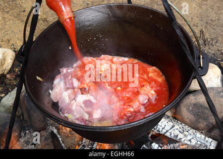 Osso Buco im Freien in traditionellen Kessel vorbereiten Stockfoto