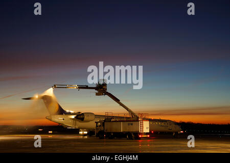 Flugzeug-Enteisung bei Schneefall, Lufthansa Regional, Cityline, Bombardier CRJ 700, Flughafen München "Franz Josef Strauß" Stockfoto