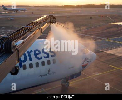 Flugzeug-Enteisung, Sun Express, Boeing B 737-800, Flughafen München "Franz Josef Strauß", München, Upper Bavaria, Bavaria, Germany Stockfoto