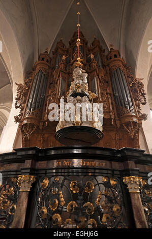 Taufbecken von Hinrich Gerwiges, 1453, Orgel mit Amburger Prospekt von Michael Sommer, 1642, Kirche St. Aegidien Stockfoto