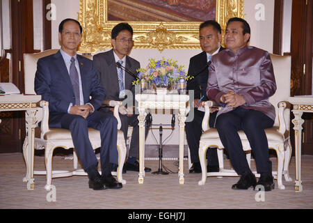 Bangkok, Thailand. 25. Februar 2015. Thailändische Premierminister Prayut Chan-o-Cha (R, vorne) trifft sich mit Myanmar Vizepräsident Dr. Sai Mauk Kham (L, vorn) auf das Regierungsgebäude in Bangkok, Thailand, 25. Februar 2015. © Rachen Sageamsak/Xinhua/Alamy Live-Nachrichten Stockfoto