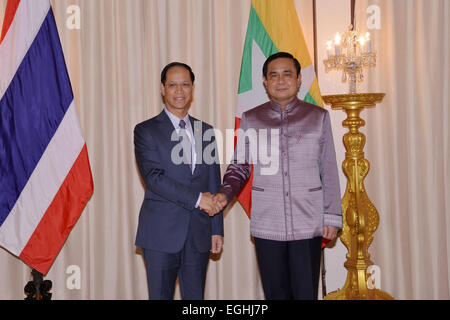 Bangkok, Thailand. 25. Februar 2015. Thai Prime Minister Prayut Chan-o-Cha (R) trifft sich mit Myanmar Vice Präsident Dr. Sai Mauk Kham im Government House in Bangkok, Thailand, 25. Februar 2015. © Rachen Sageamsak/Xinhua/Alamy Live-Nachrichten Stockfoto