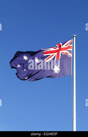 Die australische Flagge stolz an der Bicentennial Fahnenstange auf Cockle Bay - Darling Harbour, Sydney, NSW, Australien. Stockfoto