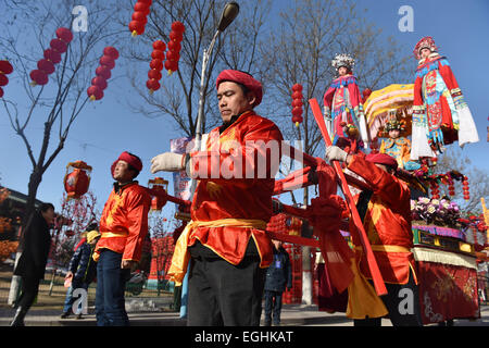 Taiyuan, China Shanxi Provinz. 25. Februar 2015. Schauspieler führen während des Tempels fair im Zoo Taiyuan Taiyuan, Hauptstadt der Provinz Nord-China Shanxi, 25. Februar 2015. Ein Tempel Messe in Taiyuan Zoo zog viele Besucher an. © Zhan Yan/Xinhua/Alamy Live-Nachrichten Stockfoto