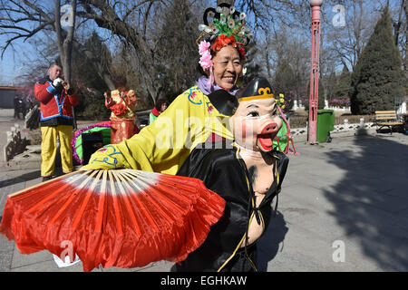 Taiyuan, China Shanxi Provinz. 25. Februar 2015. Schauspieler führen während des Tempels fair im Zoo Taiyuan Taiyuan, Hauptstadt der Provinz Nord-China Shanxi, 25. Februar 2015. Ein Tempel Messe in Taiyuan Zoo zog viele Besucher an. © Zhan Yan/Xinhua/Alamy Live-Nachrichten Stockfoto