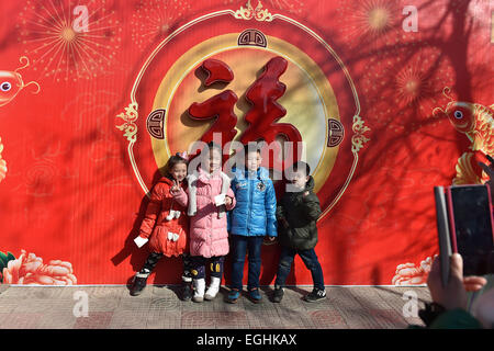 Taiyuan, China Shanxi Provinz. 25. Februar 2015. Kinder posieren für Fotos im Tiergarten Taiyuan Taiyuan, Hauptstadt der Provinz Nord-China Shanxi, 25. Februar 2015. Ein Tempel Messe in Taiyuan Zoo zog viele Besucher an. © Zhan Yan/Xinhua/Alamy Live-Nachrichten Stockfoto