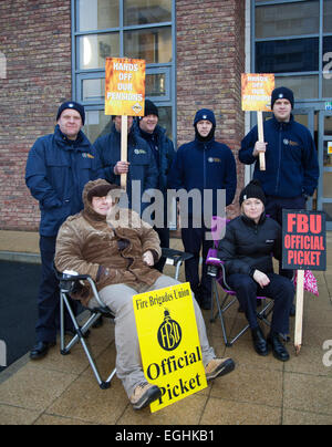 Die Mitglieder der Southport Fire Brigades Union befinden sich in einem langjährigen Streit mit der Regierung über Renten. Die Gewerkschaft erklärte, dass die Feuerwehrleute nach mehr als drei Jahren Diskussionen immer noch vor einer „harten“ Entscheidung stehen würden, entlassen zu werden oder ihre Rente stark zu senken. Während des Streiks werden 999 Anrufe entgegengenommen und geschulte Feuerwehrleute, die keine Mitglieder der FBU sind, werden für Notrufe zuständig sein. Stockfoto