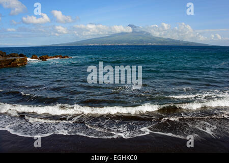 Insel mit Mt Pico, Strand, Praia Do Almoxarife, Faial, Azoren, Portugal Stockfoto