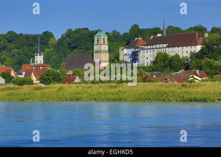 Inn Fluss, Pfarrkirche St. Jakob, Wasserburg am Inn, Upper Bavaria, Bavaria, Germany Stockfoto