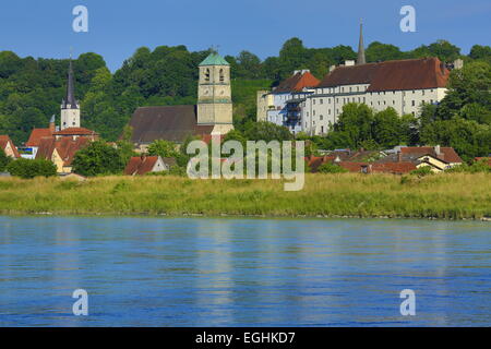 Inn Fluss, Pfarrkirche St. Jakob, Wasserburg am Inn, Upper Bavaria, Bavaria, Germany Stockfoto