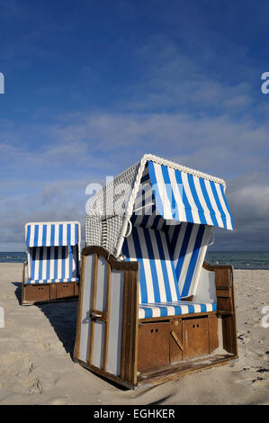 Liegestühle am Strand an der Ostsee, Prerow, Mecklenburg-Western Pomerania, Deutschland Stockfoto