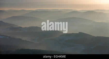 Die Hügel im nördlichen Sauerland in den Morgennebel in Meschede, Sauerland, Nordrhein-Westfalen, Deutschland Stockfoto