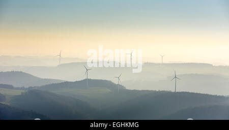 Windkraftanlagen, Hügel, Iserlohn, Sauerland, Nordrhein-Westfalen, Deutschland Stockfoto