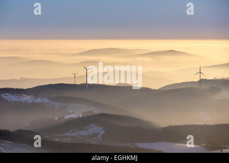 Windkraftanlagen, Hügel, Eslohe, Sauerland, Nordrhein-Westfalen, Deutschland Stockfoto