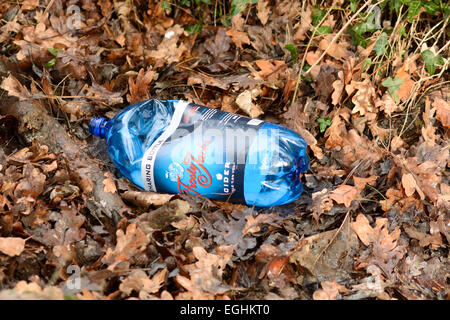 Ausrangierte frostigen Buchsen Kunststoff Apfelwein Flasche in Bedford Park, Bedford, Bedfordshire, England Stockfoto