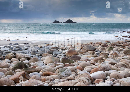 Die Brisons Felsen von 'Porth Nanven' Strand 'Kinderbett Valley', Cornwall, England, UK Stockfoto