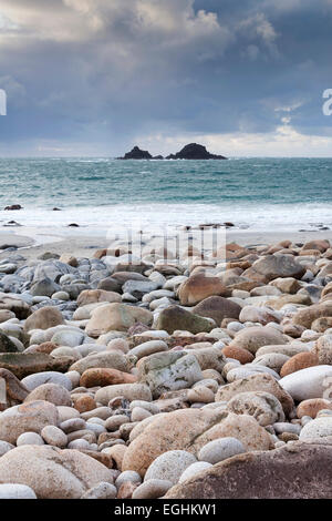 Steinen auf felsigen Strand mit Meer Blick auf die Brisons, "Porth Nanven", "Kinderbett Tal", Cornwall, England, UK Stockfoto