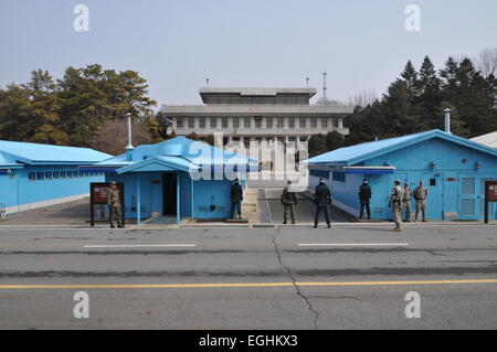 Soldaten bewachen die entmilitarisierte Pufferzone, die die Grenze zwischen Südkorea und das kommunistische Nordkorea bildet. Die Zone, die durch den Waffenstillstand am Ende des Koreakrieges 1953 gegründet, liegt ca. 60 km nördlich von Seoul. Es gehört zu den weltweit am stärksten bewachten Bereichen mit den härtesten Sicherheitsmaßnahmen. Die Demarkationslinie entlang der 38th parallel, flankiert von der Pufferzone, die ist 250 km lang und vier Kilometer breit, zielt darauf ab, eine mögliche neue militärische Konfrontation zwischen Südkorea und Nordkorea zu verhindern. (CTK Foto/Lucie Mikolaskova) Stockfoto