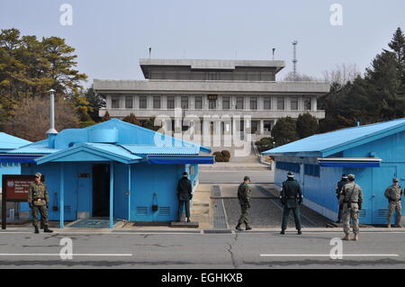 Soldaten bewachen die entmilitarisierte Pufferzone, die die Grenze zwischen Südkorea und das kommunistische Nordkorea bildet. Die Zone, die durch den Waffenstillstand am Ende des Koreakrieges 1953 gegründet, liegt ca. 60 km nördlich von Seoul. Es gehört zu den weltweit am stärksten bewachten Bereichen mit den härtesten Sicherheitsmaßnahmen. Die Demarkationslinie entlang der 38th parallel, flankiert von der Pufferzone, die ist 250 km lang und vier Kilometer breit, zielt darauf ab, eine mögliche neue militärische Konfrontation zwischen Südkorea und Nordkorea zu verhindern. (CTK Foto/Lucie Mikolaskova) Stockfoto