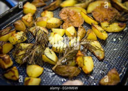 Kartoffelecken mit Kräutern auf Backblech Stockfoto