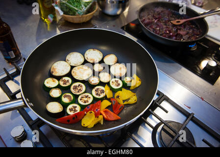 Frisches Gemüse auf Pfanne Grillen Stockfoto