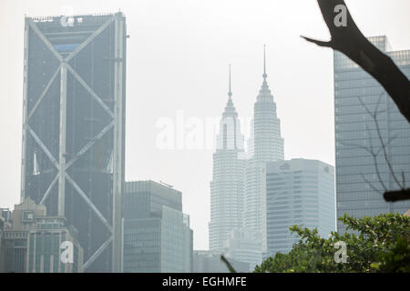 Ein Blick auf die Petronas Towers und anderen Hochhäuser in Kuala Lumpur, Malaysia. Stockfoto