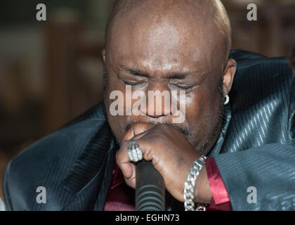 Schwarze afrikanische Sänger geben eine live-performance Stockfoto