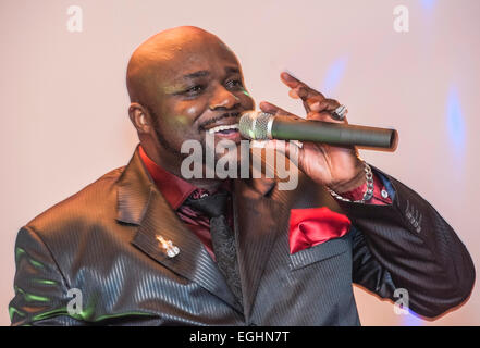 Schwarze afrikanische Sänger geben eine live-performance Stockfoto