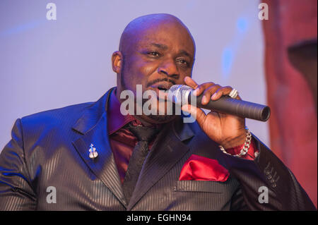 Schwarze afrikanische Sänger geben eine live-performance Stockfoto