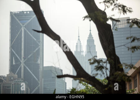 Ein Blick auf die Petronas Towers und anderen Hochhäuser in Kuala Lumpur, Malaysia. Stockfoto