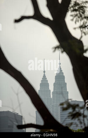 Ein Blick auf die Petronas Towers und anderen Hochhäuser in Kuala Lumpur, Malaysia. Stockfoto