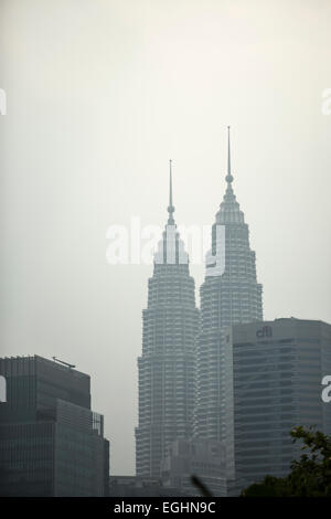 Ein Blick auf die Petronas Towers und anderen Hochhäuser in Kuala Lumpur, Malaysia. Stockfoto