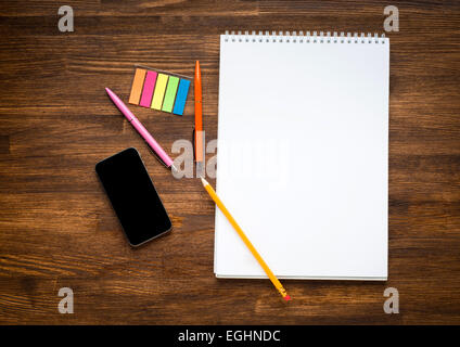 Arbeitsbereich mit Farbstiften und Notebook auf alte hölzerne Stockfoto