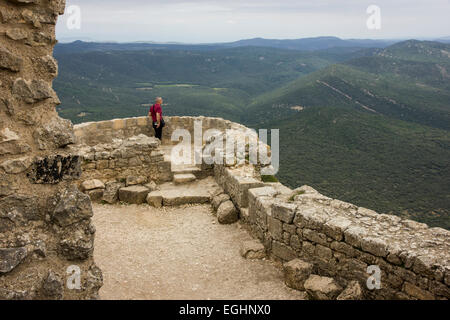 Château de Peyrepertuse, Blick in Richtung Süd-Ost und das Chateau de Queribus Stockfoto