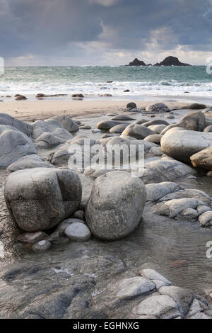 Granitfelsen auf felsigen Strand mit Meer Blick auf die Brisons, "Porth Nanven", "Kinderbett Tal", Cornwall, England, UK Stockfoto