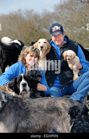 Besitzer des viele Tränen Animal Rescue Centre in der Nähe von Llanelli, S. Wales UK, Sylvia und Bill Van Atta mit einigen ihrer Hunde. Stockfoto