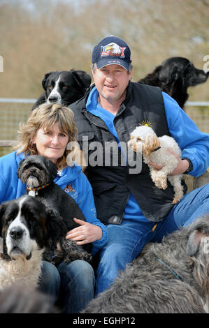 Besitzer des viele Tränen Animal Rescue Centre in der Nähe von Llanelli, S. Wales UK, Sylvia und Bill Van Atta mit einigen ihrer Hunde. Stockfoto