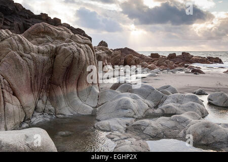 Granitfelsen am felsigen Strand, 'Porth Nanven', Cornwall, England, UK Stockfoto