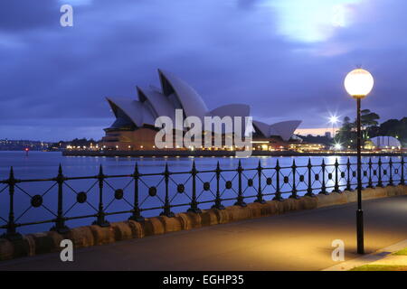 Dawn bricht über die berühmten Sydney Opera House, Sydney, New South Wales, Australien. Stockfoto