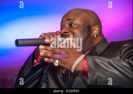 Schwarze afrikanische Sänger geben eine live-performance Stockfoto