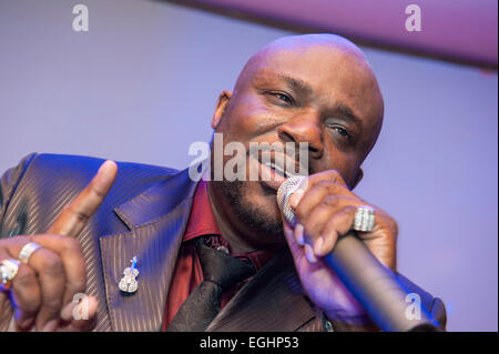 Schwarze afrikanische Sänger geben eine live-performance Stockfoto