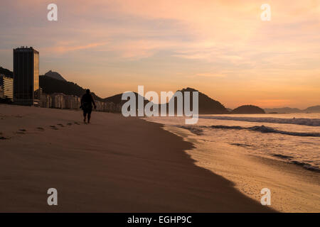 Copacabana-Strand in der Morgendämmerung, Rio De Janeiro, Brasilien Stockfoto