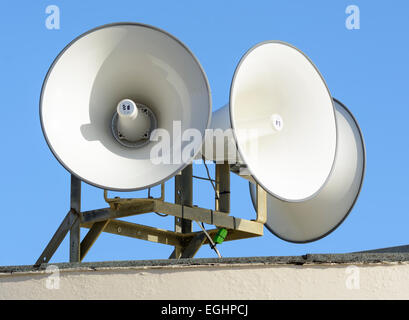 2 Megaphone auf dem Dach eines Gebäudes im Rahmen einer Lautsprecheranlage. Stockfoto