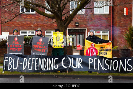 Preston, Lancashire, UK, 25. Februar 2015. FUB - Defending our Pensions Banner von offiziellen Pekets der Feuerwehr-Gewerkschaft, die sich in langwierigen Streitigkeiten mit der Regierung über Renten befinden. Die Gewerkschaft erklärte, dass die Feuerwehrleute nach mehr als dreijährigen Diskussionen immer noch vor der „harten“ Entscheidung stehen, entlassen zu werden oder ihre Rente drastisch zu kürzen. Während des Streiks werden 999 Rufe beantwortet und geschulte Feuerwehrleute, die nicht Mitglieder der FBU sind, sind verpflichtet, auf Notrufe zu reagieren. Stockfoto