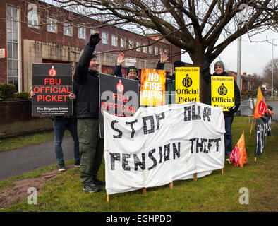 Preston, Lancashire, Großbritannien 25. Februar 2015. „Stop our Pension Theft“-Banner, das von den offiziellen Pikets der Feuerwehr-Union gehalten wird, die sich in einem lang andauern Streit mit der Regierung über Renten befinden. Die Gewerkschaft erklärte, dass die Feuerwehrleute nach mehr als drei Jahren Diskussionen immer noch vor einer „harten“ Entscheidung stehen würden, entlassen zu werden oder ihre Rente stark zu senken. Während des Streiks werden 999 Anrufe entgegengenommen und geschulte Feuerwehrleute, die keine Mitglieder der FBU sind, werden für Notrufe zuständig sein. Stockfoto