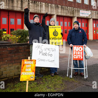 Offizielle Feuerwehr-Streikposten in Preston, Lancashire, Großbritannien, Februar 2015. Die Plakate der offiziellen Streikposten der Feuerwehr-Union, die zur Unterstützung des seit vier Jahren andauern Streiks mit der Regierung über die Renten streiken, sind „No Fire Cuts, & Hands off Our Pensions“. Die Gewerkschaft erklärte, dass die Feuerwehrleute nach mehr als drei Jahren Diskussionen immer noch vor einer „harten“ Entscheidung stehen würden, entlassen zu werden oder ihre Rente stark zu senken. Während des Streiks werden 999 Anrufe entgegengenommen und geschulte Feuerwehrleute, die keine Mitglieder der FBU sind, werden für Notrufe zuständig sein. Stockfoto