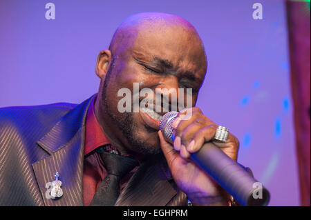 Schwarze afrikanische Sänger geben eine live-performance Stockfoto