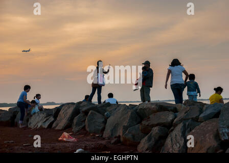 Menschen genießen Sie den Abend bei einem neu gewonnenem Land in Nord-Jakarta. Stockfoto