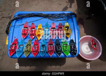 Auf einem Straßenmarkt in Jatinegara, East Jakarta, Jakarta, Indonesien, werden Boote für Kinder aus Metall verkauft. Stockfoto