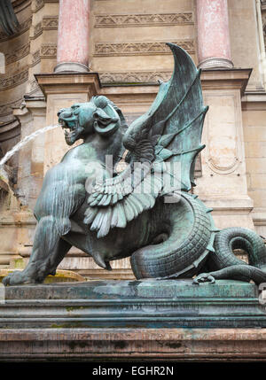 Geflügelten Löwen, Fontaine Saint-Michel, Paris, Frankreich. Beliebte Sehenswürdigkeiten Stockfoto